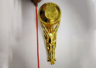 Piala Trofi Kustom Berlapis Emas Mengkilap Dengan Patung Memegang Desain Bola