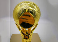 Piala Trofi Kustom Berlapis Emas Mengkilap Dengan Patung Memegang Desain Bola