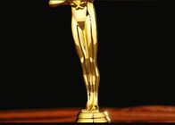 Piala Penghargaan Logam Standing Jenis Dasar Kayu Untuk figure Logo Kustom Yang Diterima