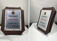 Plat Logam Plakat Perisai Kayu Tengah Sebagai Souvenir Penghargaan Dalam Aktivitas Perusahaan