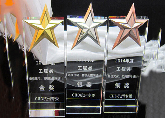Piala Kristal Bentuk Persegi Dengan Perayaan Pesta Dengan Pentagram Logam