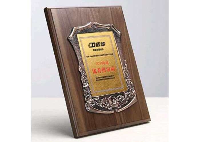 Memorial Wooden Shield Plak 930 Gram Kustom Desain Dekorasi Logam Untuk Penghargaan