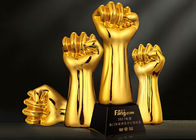 Piala Bentuk Fist Resin Piala Emas Disadur Untuk Staf / Karyawan Yang Luar Biasa